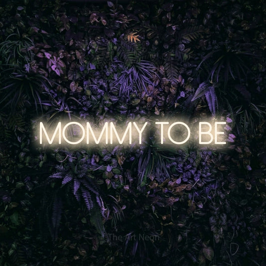 Enseigne néon à DEL à lumière blanche chaude, affichant « Mommy to Be » sur un mur floral violet