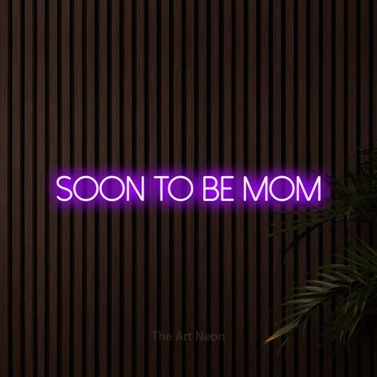 Enseigne néon à DEL à lumière violette, affichant « Soon to Be Mom » sur des lattes de bois foncé