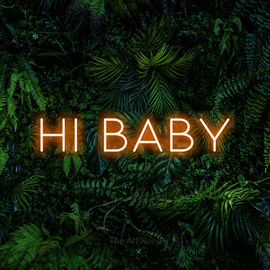 Enseigne néon à DEL à lumière orange, affichant « Hi Baby » sur un mur de feuillage tropical dense