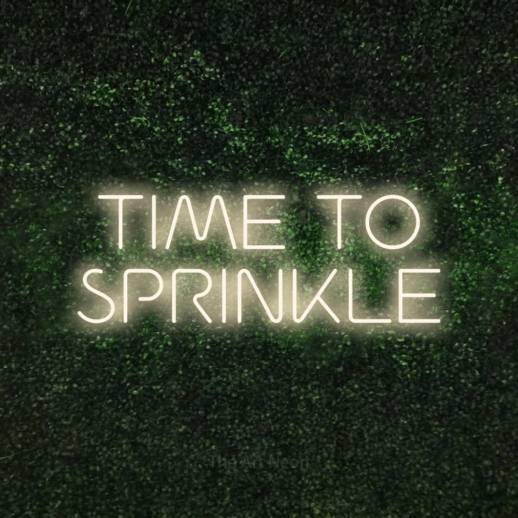 Enseigne néon à DEL à lumière blanche chaude, affichant « Time to Sprinkle » sur un mur texturé de mousse verte