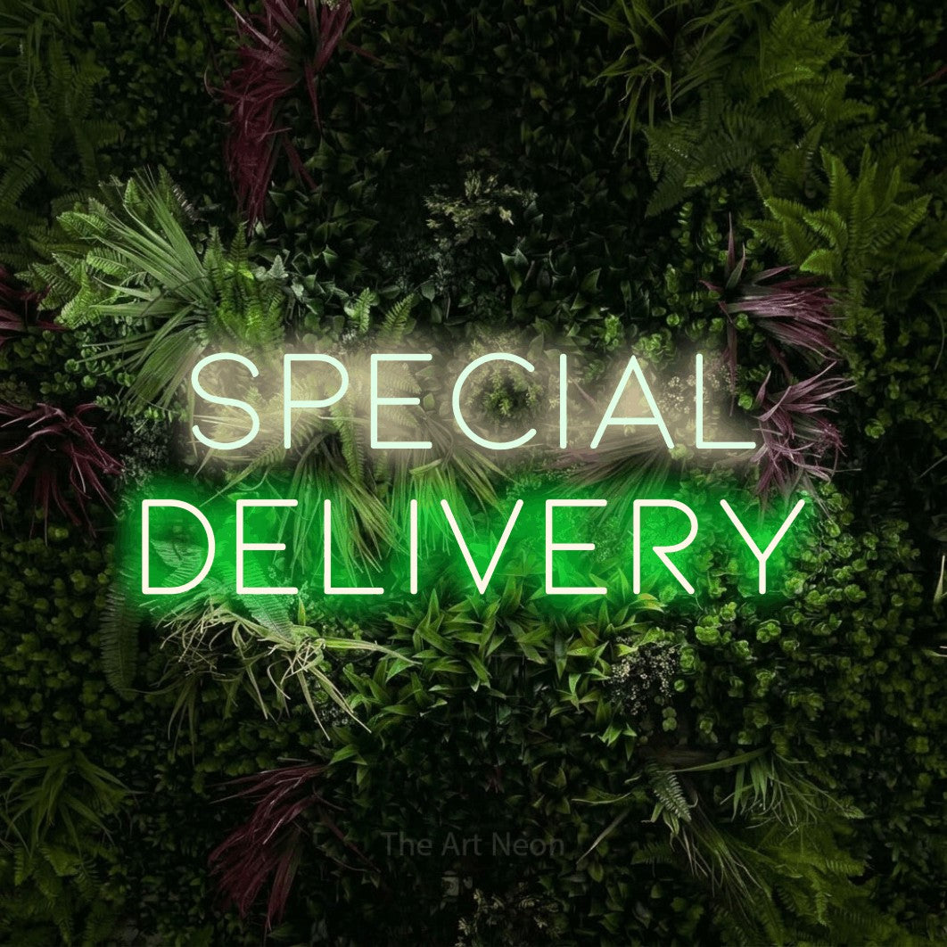 Enseigne néon à DEL à lumière verte et blanche chaude, affichant « Special Delivery » sur un mur de jardin luxuriant aux fleurs roses