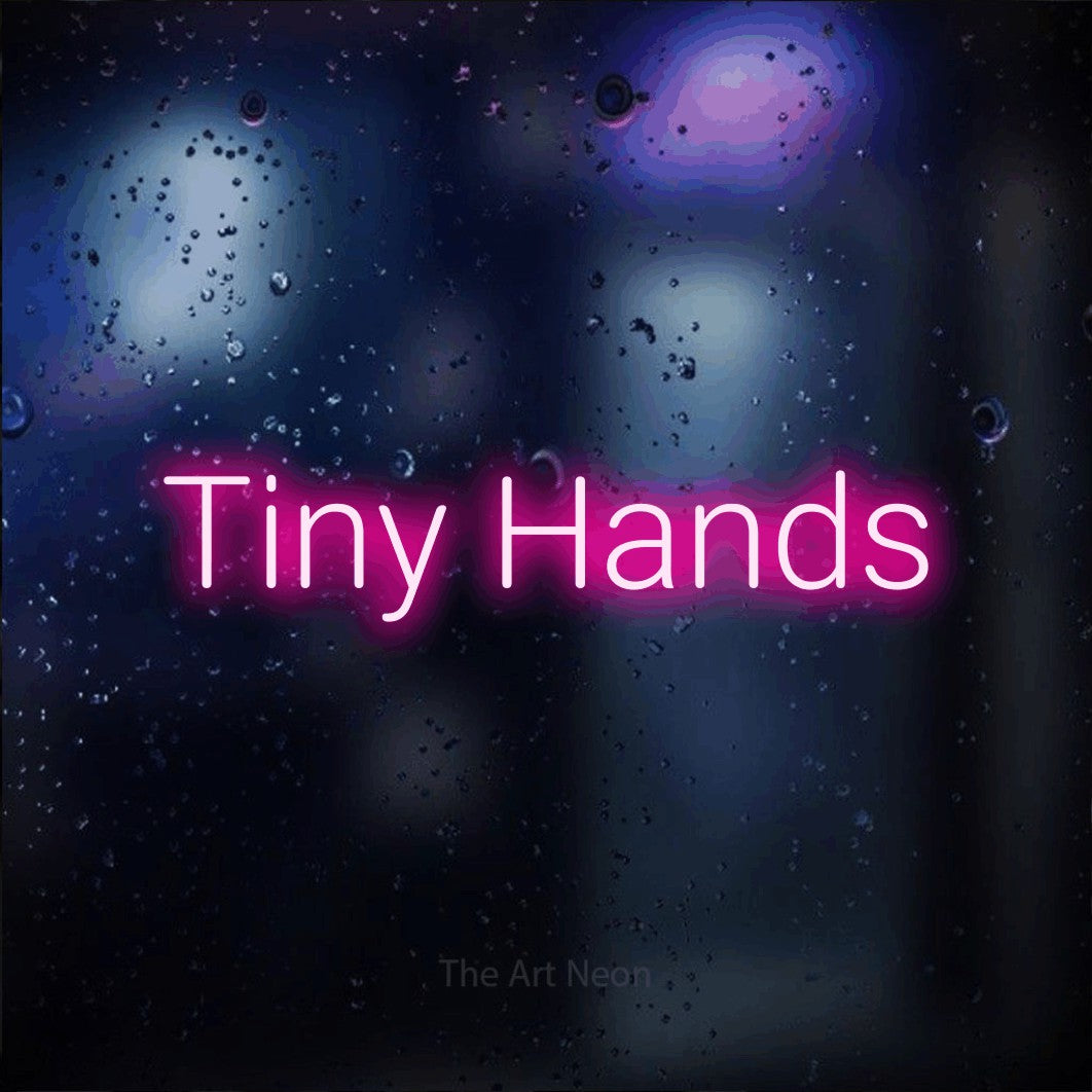 Enseigne néon à DEL à lumière rose vif, affichant « Tiny Hands » sur un arrière-plan bokeh bleu foncé