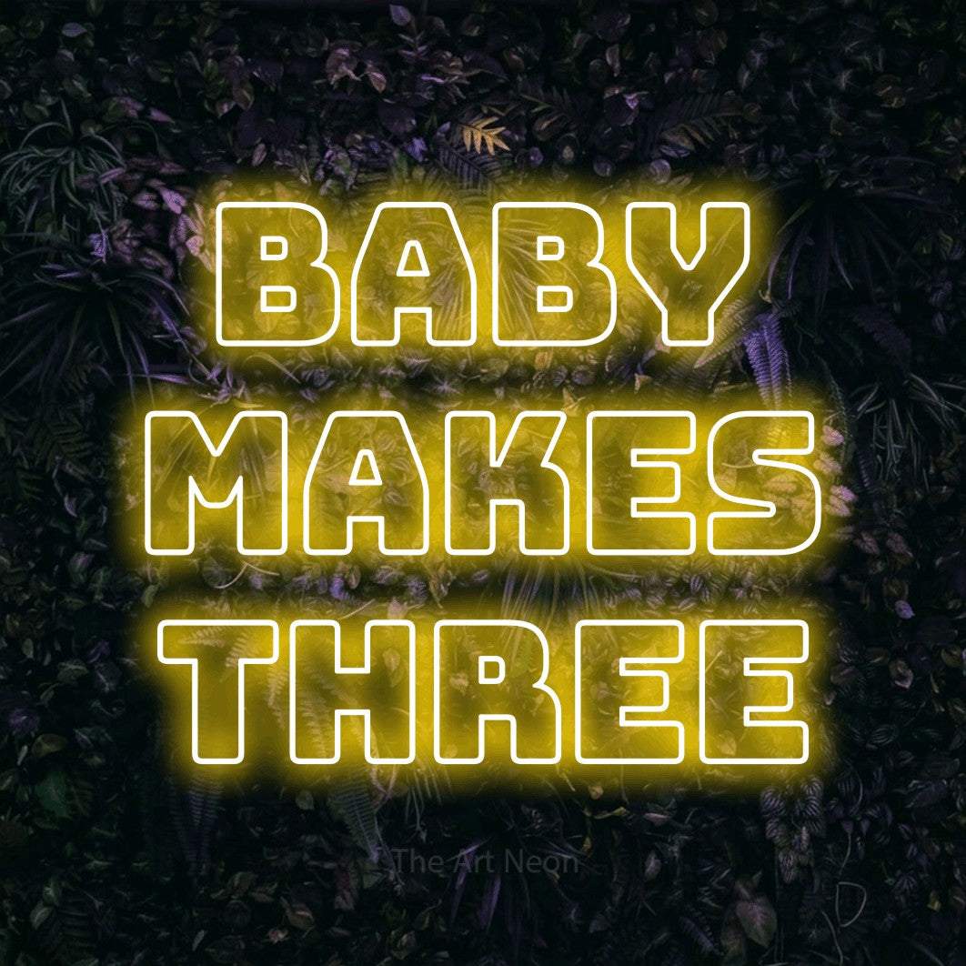 Enseigne néon à DEL à lumière jaune, de style contour, affichant « Baby Makes Three » sur un mur floral violet