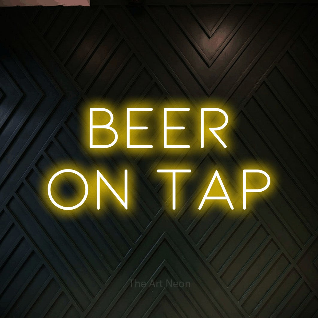 Enseigne néon à DEL à lumière jaune, affichant « Beer on Tap » sur un mur géométrique en bois foncé, pour décorer un bar