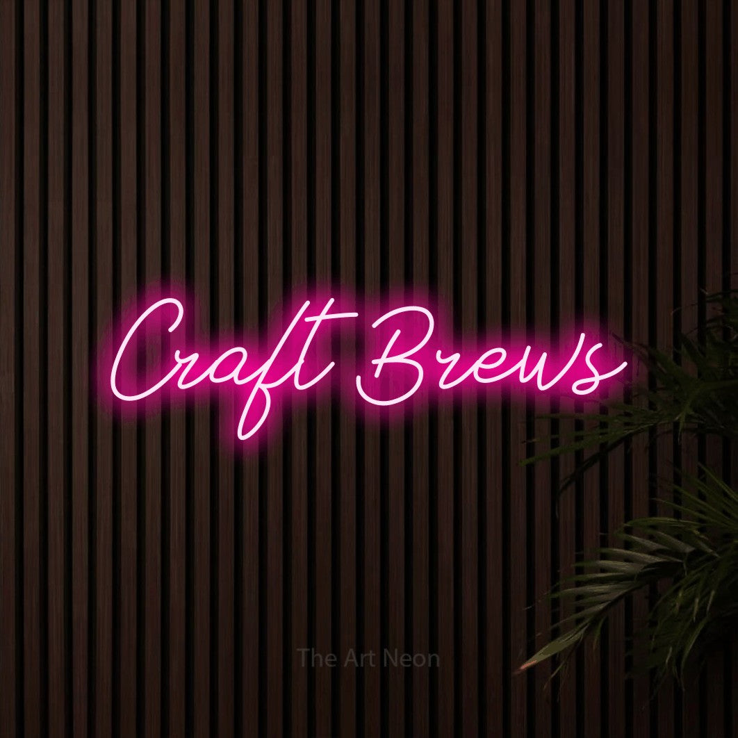Enseigne néon à DEL à lumière rose vif, de style manuscrit, affichant « Craft Brews » sur des lattes de bois foncé, pour décorer un bar