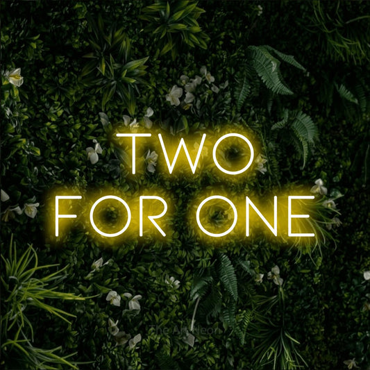 Enseigne néon à DEL à lumière jaune, affichant « Two for One » sur un mur de feuillage vert, pour décorer un bar