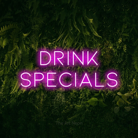 Enseigne néon à DEL à lumière rose, affichant « Drink Specials » sur un mur vert couvert de mousse, pour décorer un bar