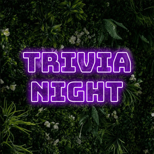 Enseigne néon à DEL à lumière violette, de style contour, affichant « Trivia Night » sur un mur de feuillage vert, pour décorer un bar
