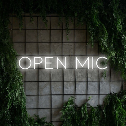 Enseigne néon à DEL à lumière blanche froide, affichant « Open Mic » sur un mur quadrillé vert avec du feuillage, pour décorer un bar