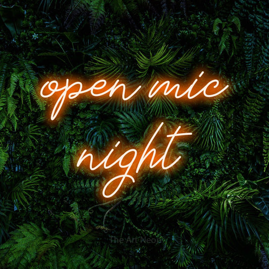 Enseigne néon à DEL à lumière orange, de style manuscrit, affichant « Open Mic Night » sur un mur de feuillage tropical dense, pour décorer un bar