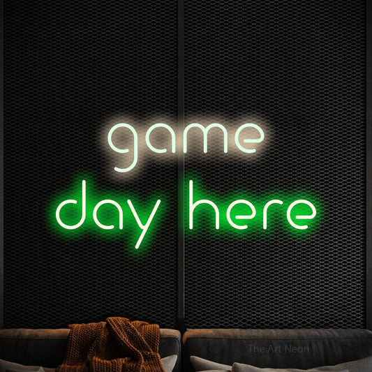 Enseigne néon à DEL à lumière verte et blanche chaude, affichant « Game Day Here » sur un mur noir texturé, pour décorer un bar