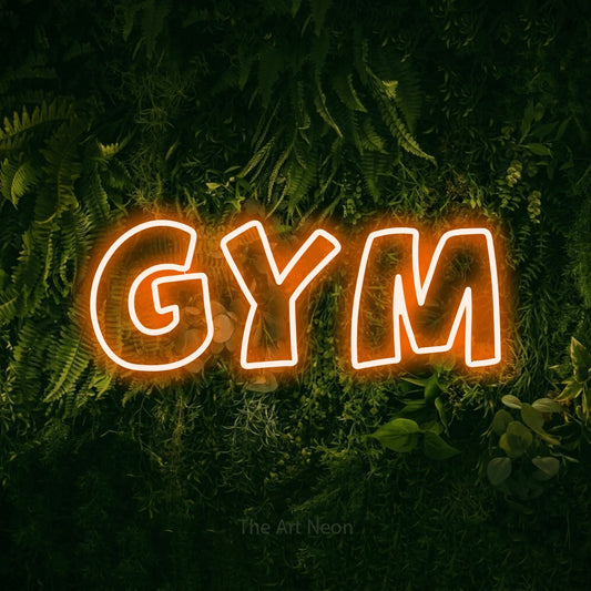 Enseigne néon à DEL à lumière orange, de style contour, affichant « Gym » sur un mur vert couvert de mousse, pour décorer une salle d’entraînement