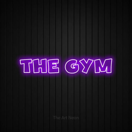 Enseigne néon à DEL à lumière violette, de style contour, affichant « The Gym » sur un mur noir à lattes verticales, pour décorer une salle d’entraînement