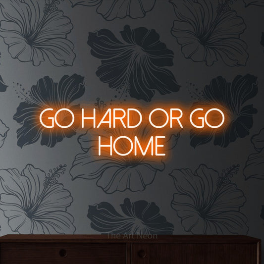 Enseigne néon à DEL à lumière orange, affichant « Go Hard or Go Home » sur un papier peint floral gris, pour décorer une salle d’entraînement