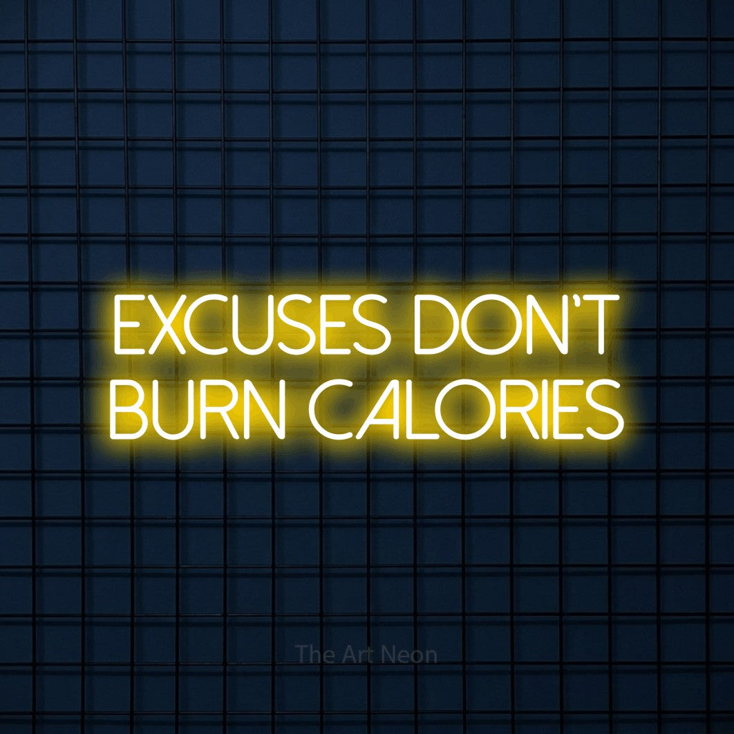 Enseigne néon à DEL à lumière jaune, affichant « Excuses Don't Burn Calories » sur un mur carrelé bleu foncé, pour décorer une salle d’entraînement
