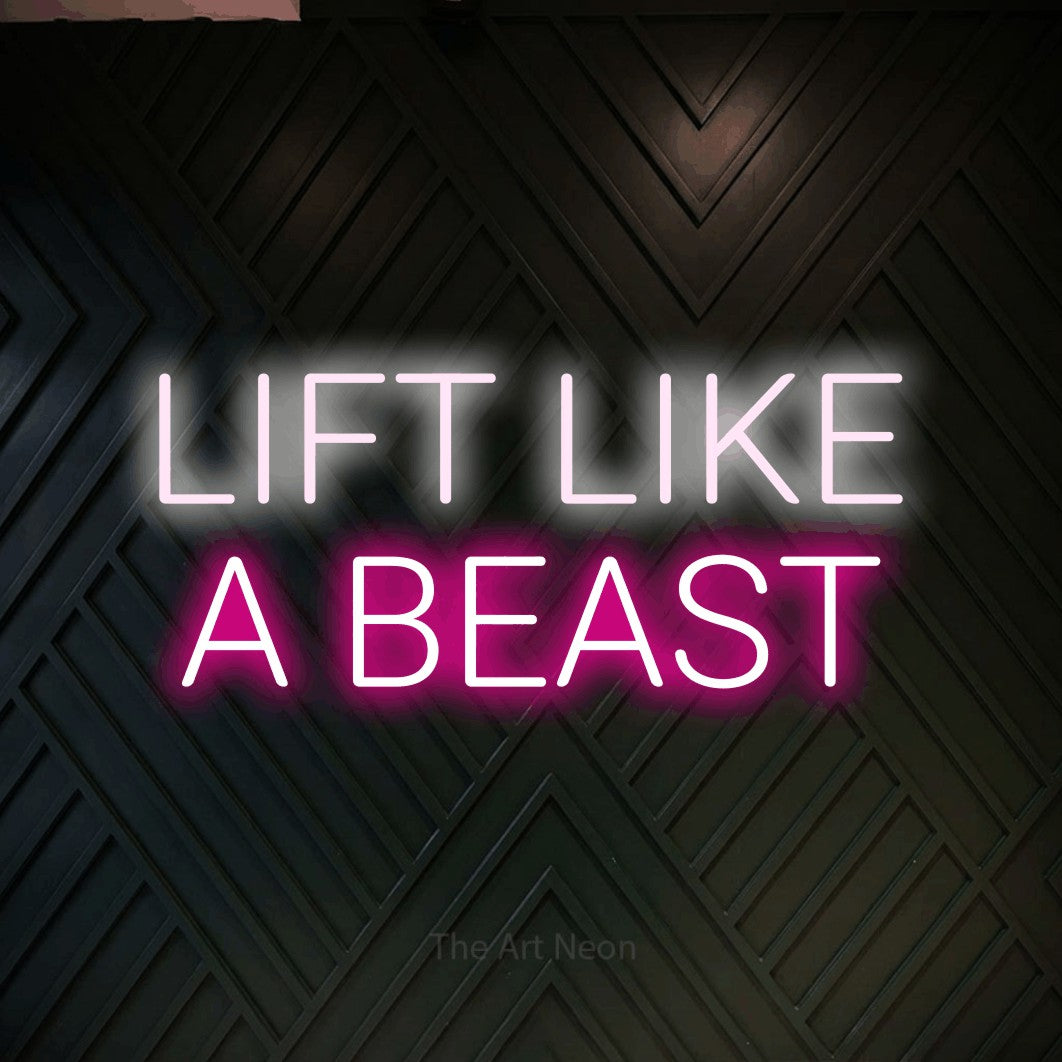 Enseigne néon à DEL à lumière rose vif et blanche froide, affichant « Lift Like a Beast » sur un mur géométrique en bois foncé, pour décorer une salle d’entraînement