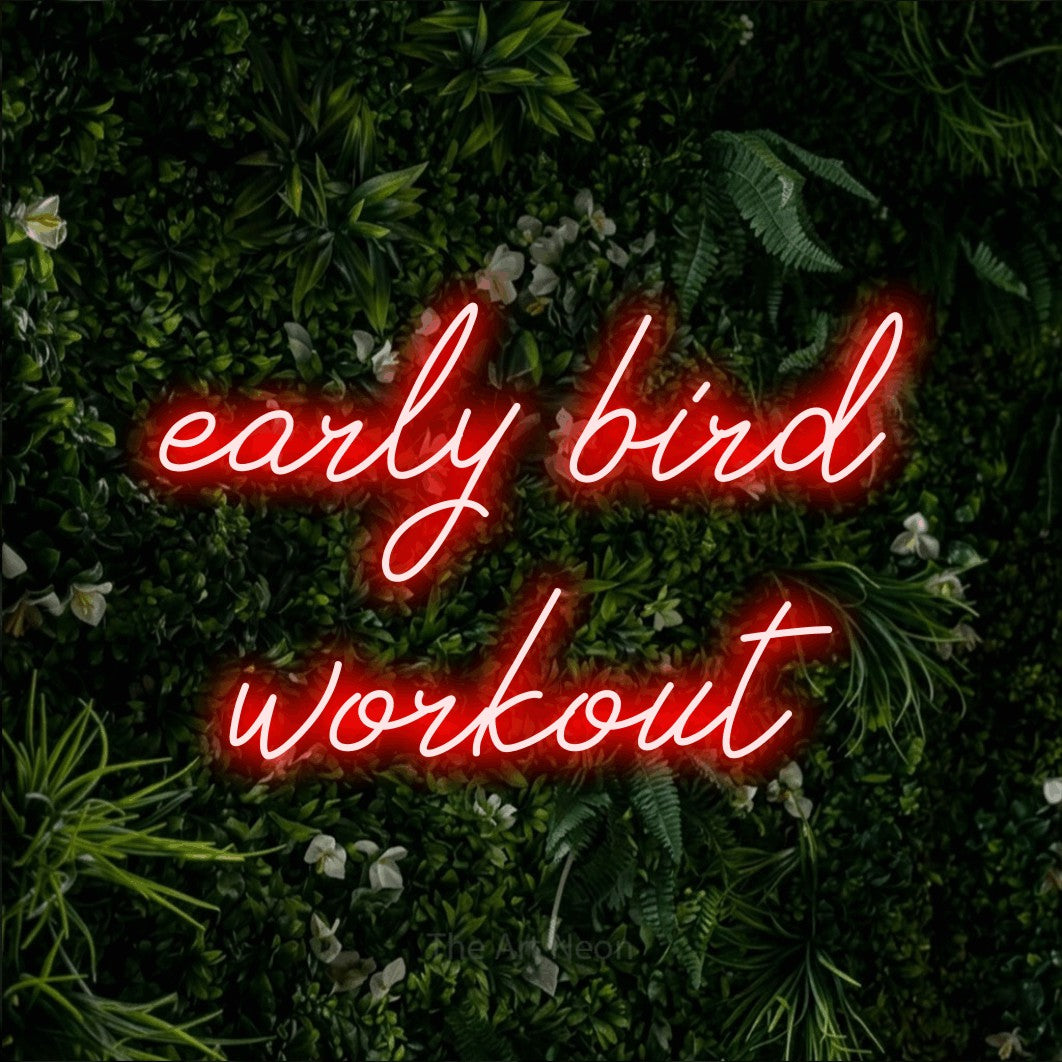 Enseigne néon à DEL à lumière rouge, de style manuscrit, affichant « Early Bird Workout » sur un mur de feuillage vert, pour décorer une salle d’entraînement
