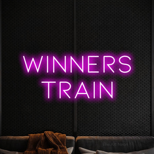 Enseigne néon à DEL à lumière rose, affichant « Winners Train » sur un mur noir texturé, pour décorer une salle d’entraînement