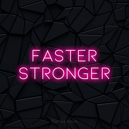 Enseigne néon à DEL à lumière rose vif, affichant « Faster Stronger » sur un mur noir à facettes, pour décorer une salle d’entraînement