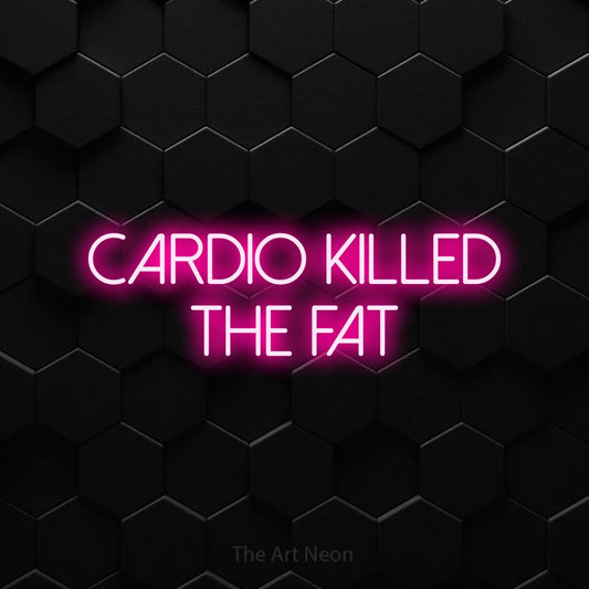 Enseigne néon à DEL à lumière rose vif, affichant « Cardio Killed the Fat » sur un mur hexagonal noir, pour décorer une salle d’entraînement