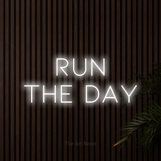 Enseigne néon à DEL à lumière blanche froide, affichant « Run the Day » sur des lattes de bois foncé, pour décorer une salle d’entraînement