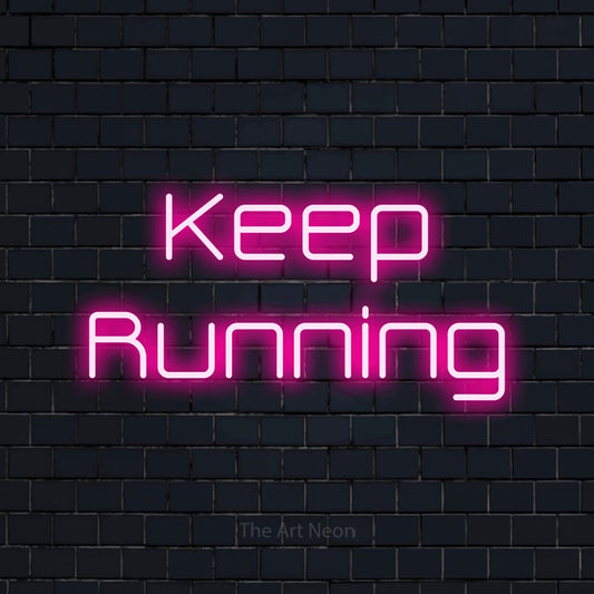 Enseigne néon à DEL à lumière rose vif, affichant « Keep Running » sur un mur de briques bleu marine foncé, pour décorer une salle d’entraînement
