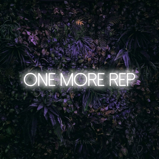 Enseigne néon à DEL à lumière blanche froide, affichant « One More Rep » sur un mur floral violet, pour décorer une salle d’entraînement