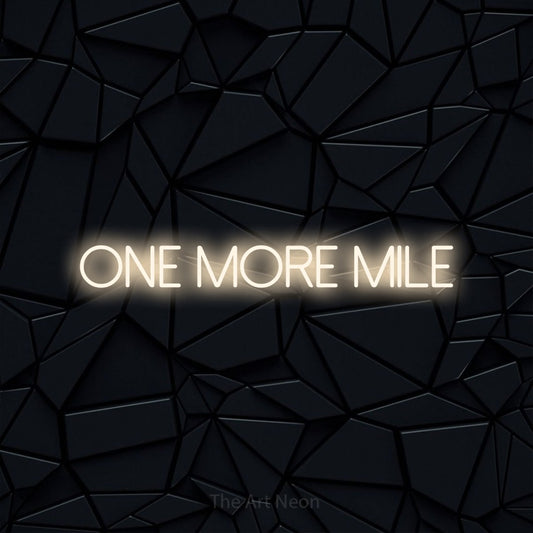 Enseigne néon à DEL à lumière blanche chaude, affichant « One More Mile » sur un mur noir à facettes, pour décorer une salle d’entraînement
