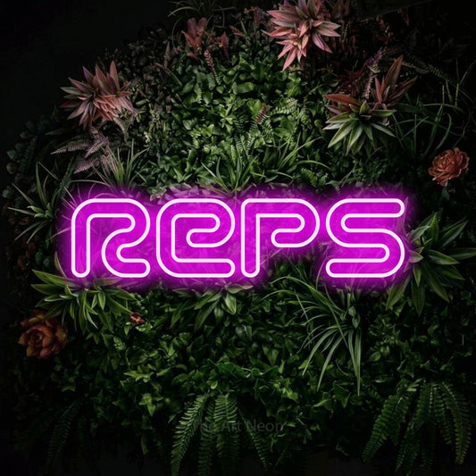 Enseigne néon à DEL à lumière rose, de style contour, affichant « Reps » sur un mur de jardin fleuri, pour décorer une salle d’entraînement