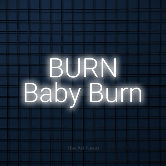 Enseigne néon à DEL à lumière blanche froide, affichant « Burn Baby Burn » sur un mur carrelé bleu foncé, pour décorer une salle d’entraînement