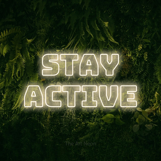 Enseigne néon à DEL à lumière blanche chaude, de style contour, affichant « Stay Active » sur un mur vert couvert de mousse, pour décorer une salle d’entraînement