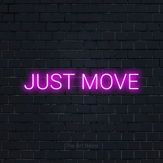 Enseigne néon à DEL à lumière rose, affichant « Just Move » sur un mur de briques bleu marine foncé, pour décorer une salle d’entraînement