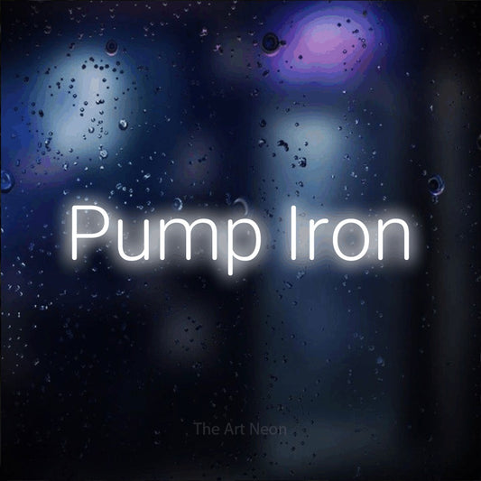 Enseigne néon à DEL à lumière blanche froide, affichant « Pump Iron » sur un arrière-plan bokeh bleu foncé, pour décorer une salle d’entraînement
