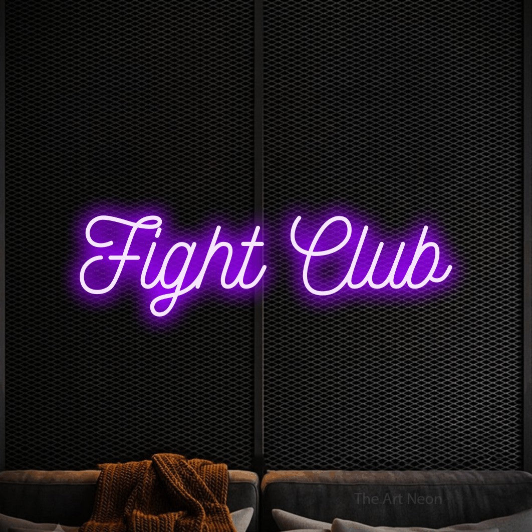 Enseigne néon à DEL à lumière violette, de style manuscrit, affichant « Fight Club » sur un mur noir texturé, pour décorer une salle d’entraînement