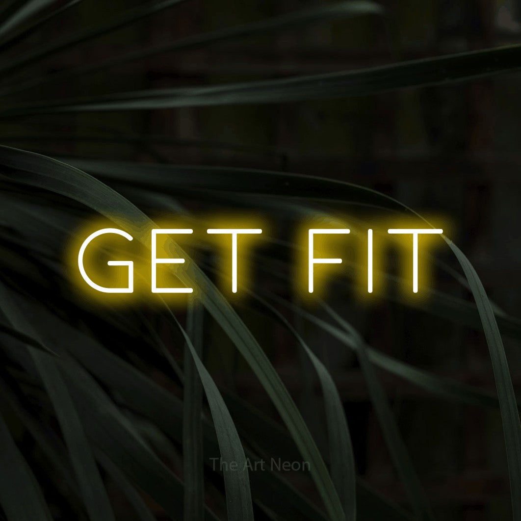 Enseigne néon à DEL à lumière jaune, de style contour, affichant « Get Fit » sur des feuilles tropicales foncées, pour décorer une salle d’entraînement