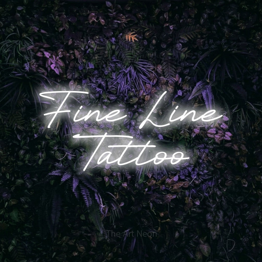 Enseigne néon à DEL à lumière blanche froide, affichant « Fine Line Tattoo » sur un mur floral violet, pour décorer un studio de tatouage