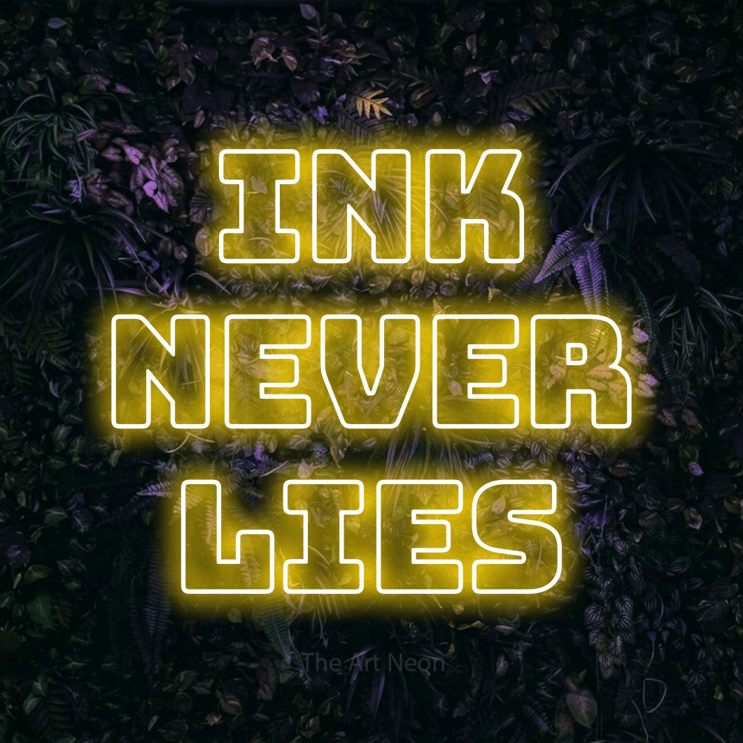 Enseigne néon à DEL à lumière jaune, de style contour, affichant « Ink Never Lies » sur un mur floral violet, pour décorer un studio de tatouage