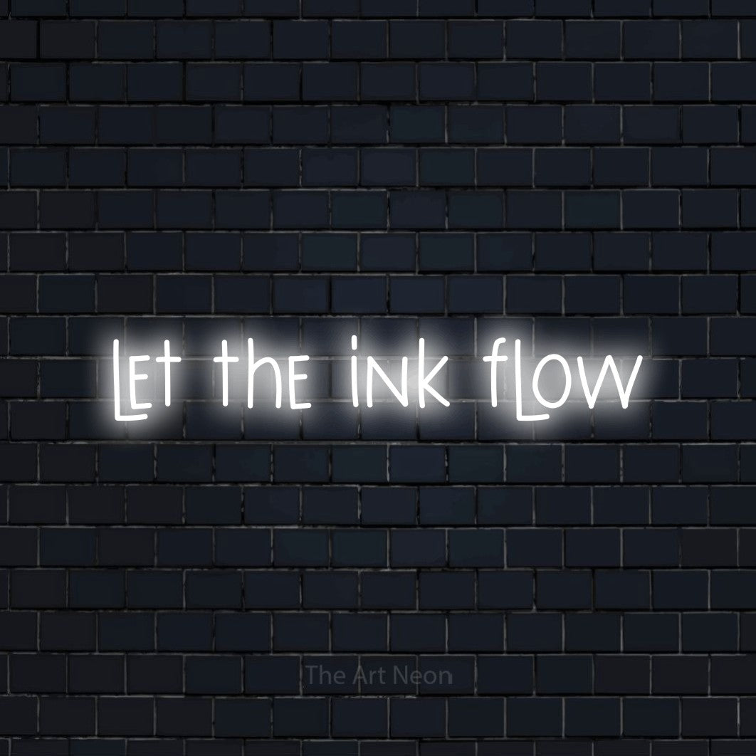 Enseigne néon à DEL à lumière blanche froide, affichant « Let the Ink Flow » sur un mur de briques bleu marine foncé, pour décorer un studio de tatouage