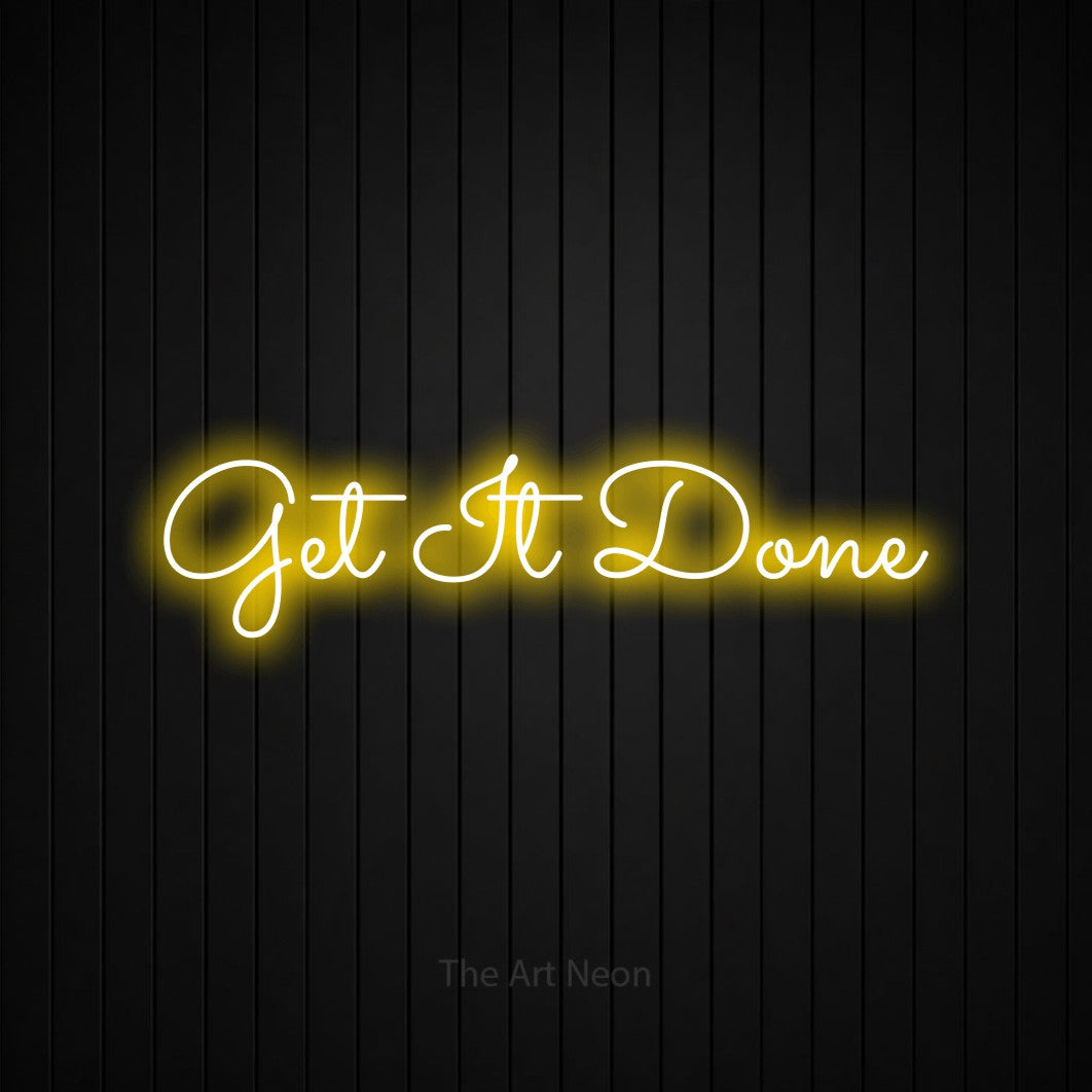 Enseigne néon à DEL à lumière jaune, affichant « Get It Done » sur un mur noir à lattes verticales, pour décorer un bureau