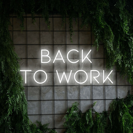 Enseigne néon à DEL à lumière blanche froide, affichant « Back to Work » sur un mur quadrillé vert avec du feuillage, pour décorer un bureau