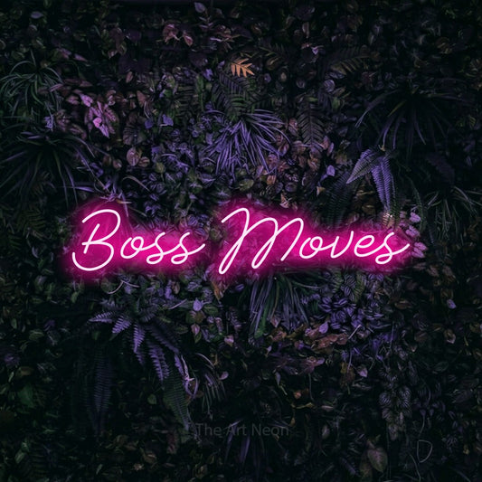 Enseigne néon à DEL à lumière rose vif, de style manuscrit, affichant « Boss Moves » sur un mur floral violet, pour décorer un bureau