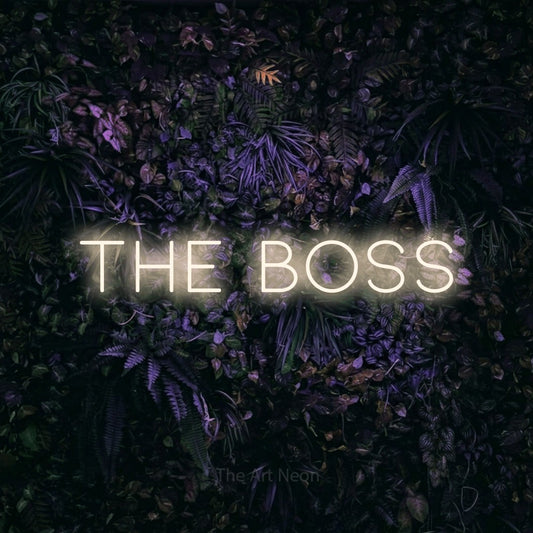 Enseigne néon à DEL à lumière blanche chaude, affichant « The Boss » sur un mur floral violet, pour décorer un bureau