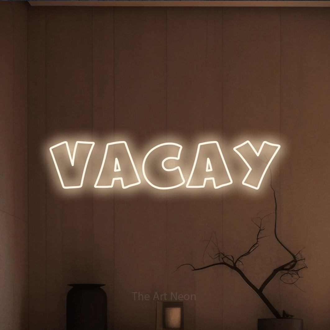 Enseigne néon à DEL à lumière blanche chaude, de style contour, affichant « Vacay » sur un mur brun chaleureux, pour décorer un hôtel