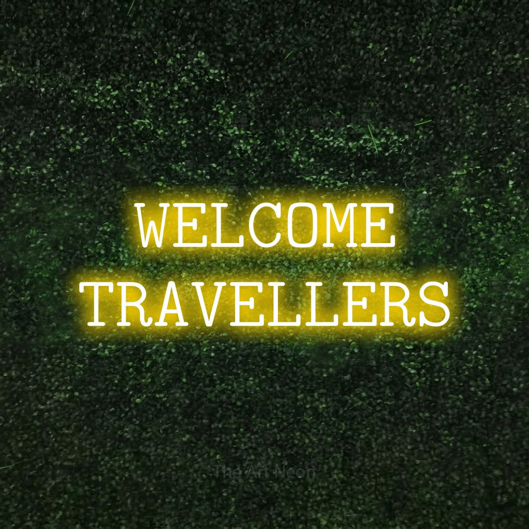 Enseigne néon à DEL à lumière jaune, affichant « Welcome Travellers » sur un mur texturé de mousse verte, pour décorer un hôtel