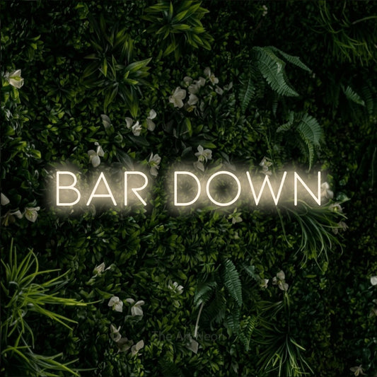 Enseigne néon à DEL à lumière blanche chaude, affichant « Bar Down » sur un mur de feuillage vert
