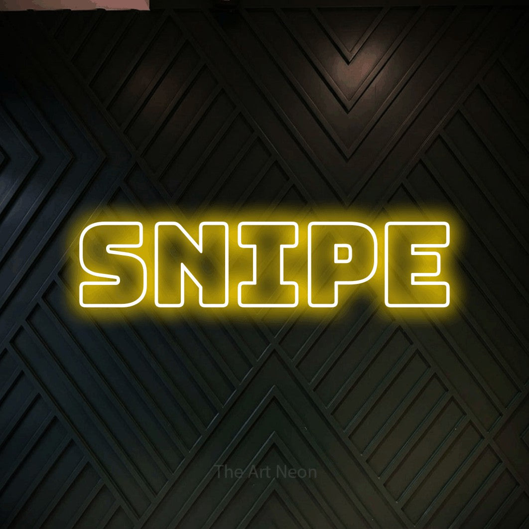 Enseigne néon à DEL à lumière jaune, de style contour, affichant « Snipe » sur un mur géométrique en bois foncé