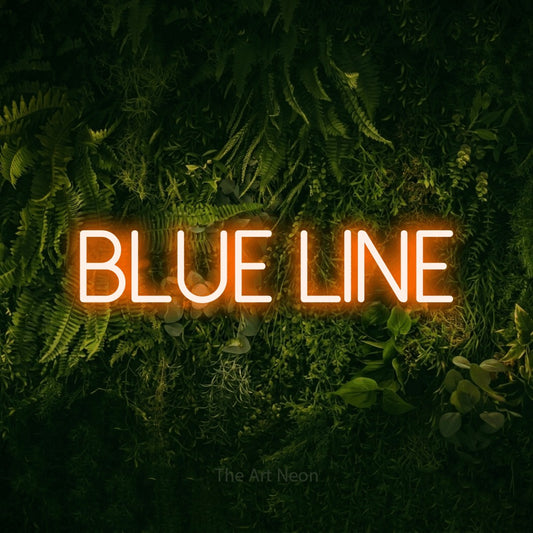 Enseigne néon à DEL à lumière orange, affichant « Blue Line » sur un mur vert couvert de mousse