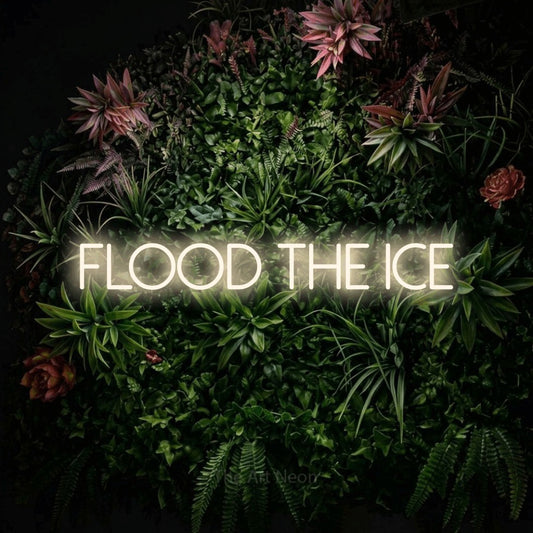 Enseigne néon à DEL à lumière blanche chaude, affichant « Flood the Ice » sur un mur de jardin fleuri
