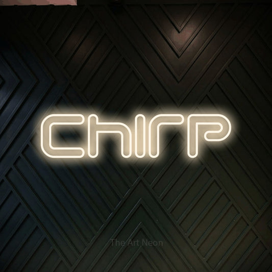 Enseigne néon à DEL à lumière blanche chaude, de style contour, affichant « Chirp » sur un mur géométrique en bois foncé