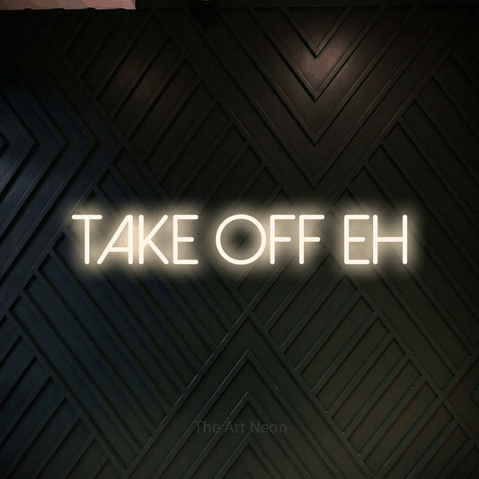 Enseigne néon à DEL à lumière blanche chaude, affichant « Take Off Eh » sur un mur géométrique en bois foncé
